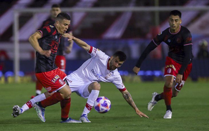 Empate con sabor a poco. Huracán igualó con Barracas y no pudo llegar a la cima.