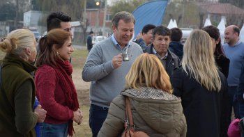 cascallares inauguro la renovada plaza guillermina