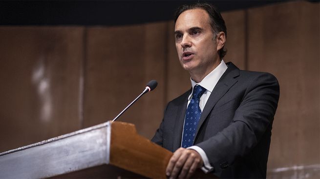 Pongamos al peso en el lugar que se merece, pidió Guillermo Tolosa al anunciar un plan para avanzar en la desdolarización.