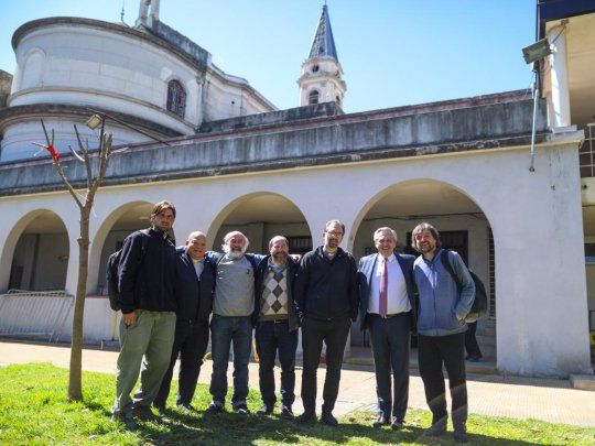 Alberto Fernández junto a curas villeros. Foto de archivo.