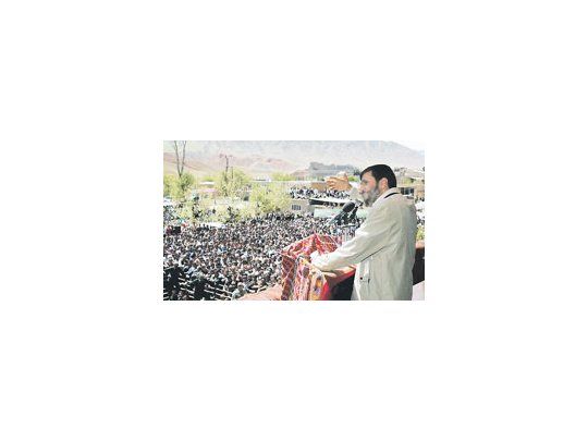 Mahmud Ahmadineyad habló ante una multitud en la ciudad santa de Mashad.