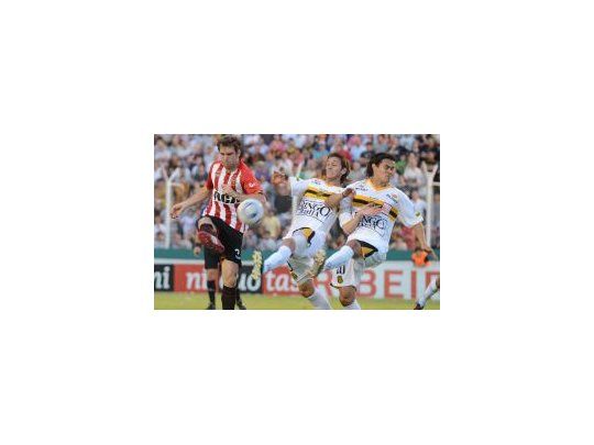 Poco juego. Olimpo y Estudiantes lucharon mucho y pensaron poco. El resultado fue un cero a cero gigante.