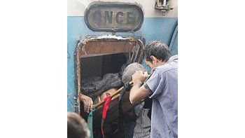 ámbito.com | Efectivos de Policía y Bomberos realizaron ayer las tareas para retirar a muertos y a heridos de la formación del Sarmiento.