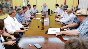 MÉTODO. El gobernador de Misiones selló un acuerdo con los intendentes para cubrir parte del recorte nacional de fondos para el transporte de pasajeros y la tarifa social de la energía.