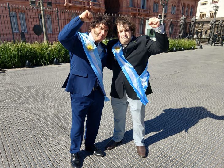 Los imitadores de Milei en el ingreso a la Casa Rosada. Los imitadores de Milei en el ingreso a la Casa Rosada.
