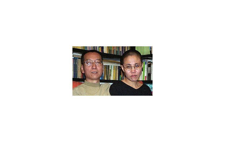 La  mujer del disidente chino, Liu Xiaobo, premiado el viernes se reunió para comunicarle la concesión del galardón a su pareja