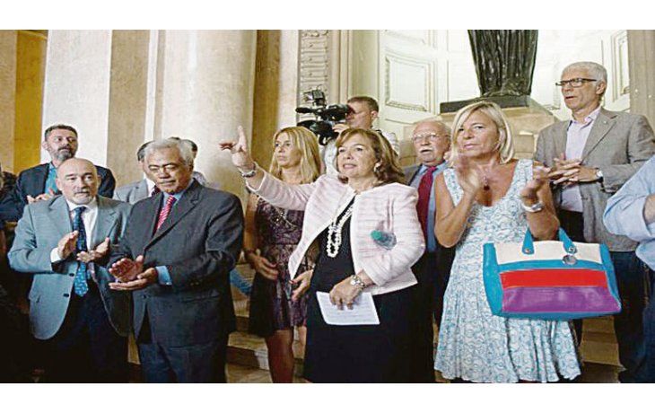 ámbito.com | Cese de actividades. La postal de la planta baja del Palacio de Tribunales ofreció un hecho inédito: jueces y fiscales rechazaron el traspaso.