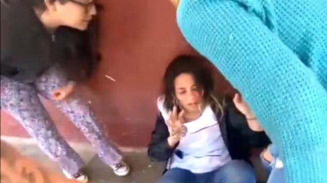 La maestra fue brutalmente agredida por las madres de los alumnos en Marcoz Paz