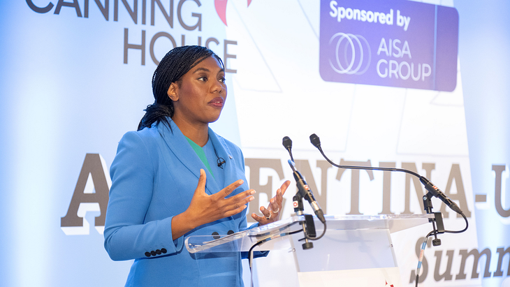 Kemi Badenoch es una política británica que se ha desempeñado como Secretaria de Estado de Comercio Internacional desde 2022 y miembro del Parlamento por Saffron Walden desde 2017. Desde 2024 es la líder del Partido Conservador, tras suceder a Rishi Sunak en el cargo. Kemi Badenoch es una política británica que se ha desempeñado como Secretaria de Estado de Comercio Internacional desde 2022 y miembro del Parlamento por Saffron Walden desde 2017. Desde 2024 es la líder del Partido Conservador, tras suceder a Rishi Sunak en el cargo.