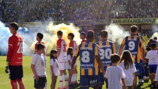 El pasillo de espaldas que hizo Estudiantes cuando Rosario Central salió al campo de juego