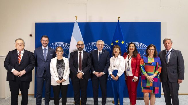 El presidente Alberto Fernández con los parlamentarios europeos.