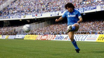 Maradona con la camiseta del Napoli.