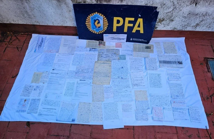 Había manuscritos con información sobre la ubicación de embajadas a nivel nacional e internacional Había manuscritos con información sobre la ubicación de embajadas a nivel nacional e internacional