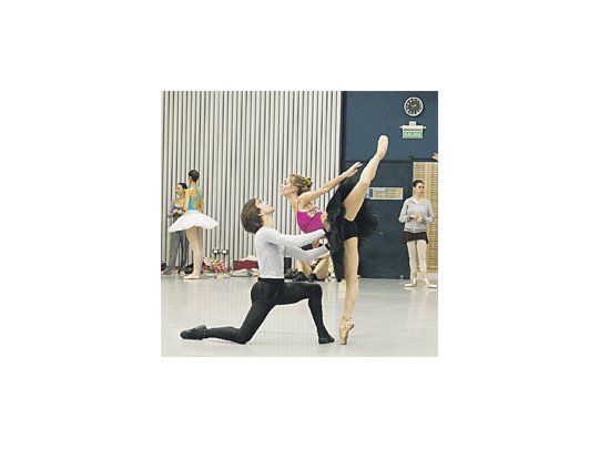 Uno de los ensayos de “El lago de los cisnes”, el clásico de ballet con el cual el Teatro Colón pone en marcha su temporada del año.