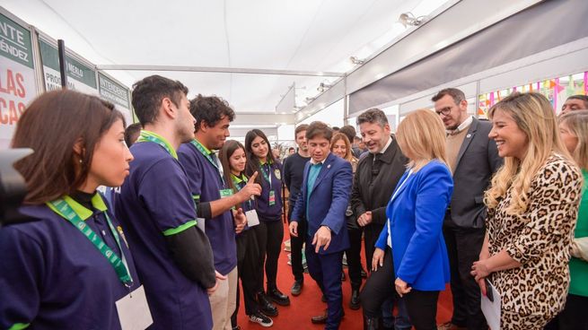 Axel Kicillof durante una visita a Merlo junto al intendente Gustavo Menéndez.
