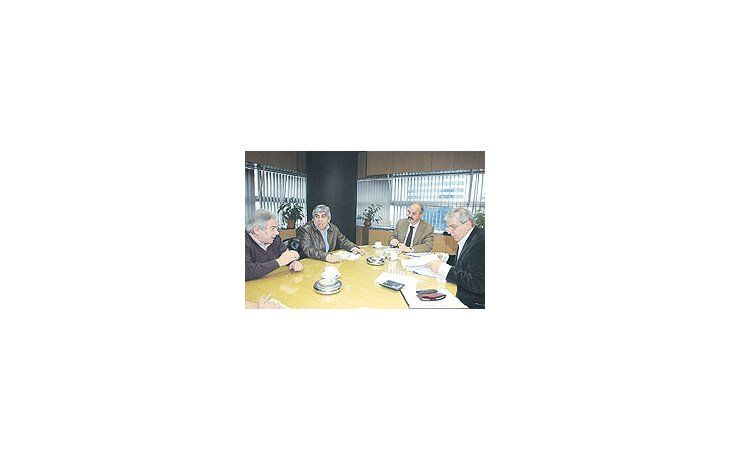 El ministro de Trabajo, Carlos Tomada, recibió ayer a los sindicalistas Juan Manuel Palacios,Hugo Moyano y José Luis Lingieri, antes de la reunión de mañana del Consejo del Salario.