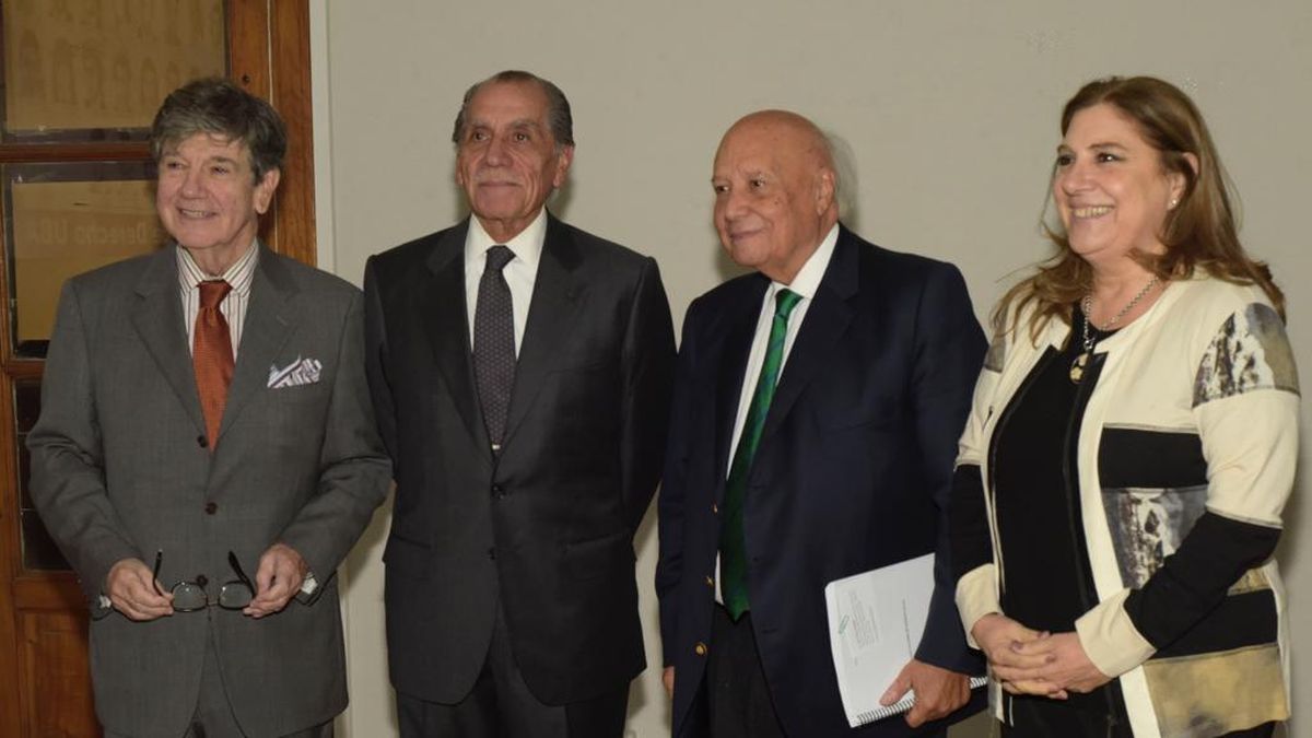 Former Minister Rodolfo Díaz presented his thesis on the law and economics of oil and gas