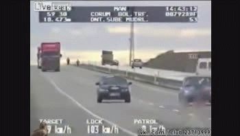 Ni un topless los distrae de la carrera