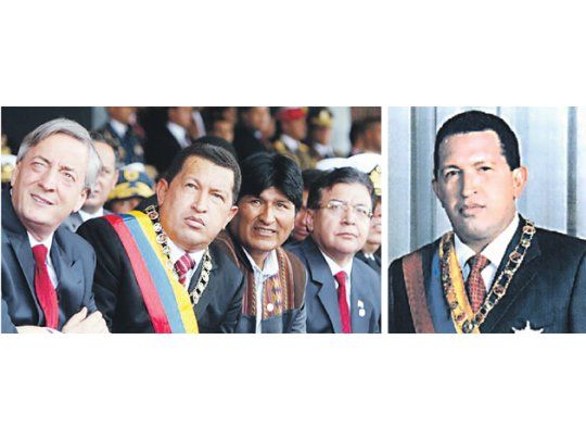 Hugo Chávez junto a Néstor Kirchner, Evo Morales y el paraguayo Nicanor Duarte Frutos, el día de su tercera asunción presidencial, el 10 de enero de 2007.; Hugo Chávez en enero de 1999, tras haber juramentado por primera vez como presidente de Venezuela. Se mantuvo en el poder por catorce años consecutivos.