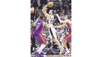 Emanuel Ginóbili resultó otra vez gravitante en el triunfo ante Detroit, con el que los Spurs consiguieron la clasificación para la postemporada.