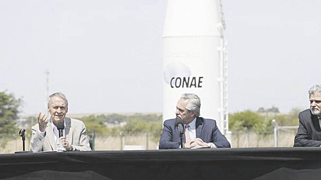 acuerdos. Junto al gobernador de Córdoba, Juan Schiaretti, el presidente Alberto Fernández encabezó la firma del contrato de la CONAE.