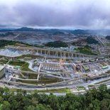 Cobre Panamá, una de las minas de cobre más grandes inauguradas en la última década, está ubicada en Colón, a 120 km de la Ciudad de Panamá. Cobre Panamá, una de las minas de cobre más grandes inauguradas en la última década, está ubicada en Colón, a 120 km de la Ciudad de Panamá.
