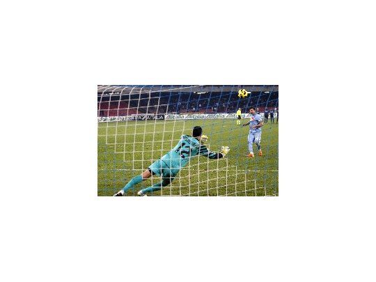 Momento en el que el exSan Lorenzo Ezequiel Lavezzi falló su penal ante Inter.