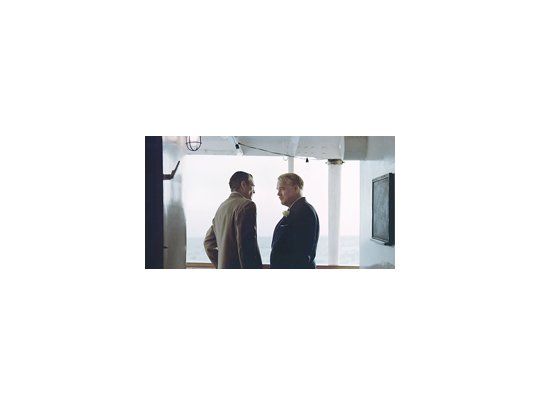 Joaquin Phoenix se luce especialmente en la primera parte del hipnótico film de Paul Thomas Anderson, y Philip Seymour Hoffman logra transmitir todo el carisma que tiene que tener un gurú capaz de arrastrar a un montón de gente en sus locuras.