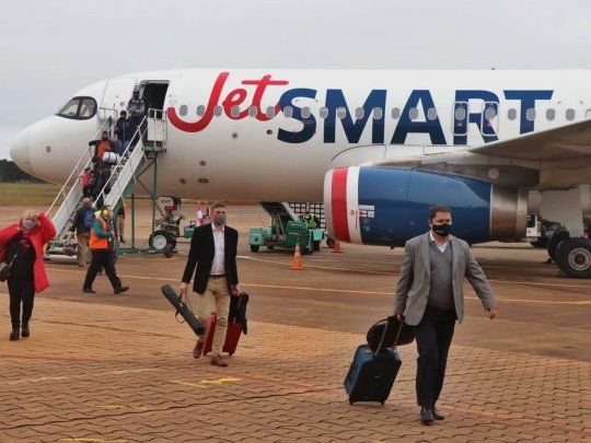 Los viajeros tras el arribo del vuelo a Posadas.&nbsp;