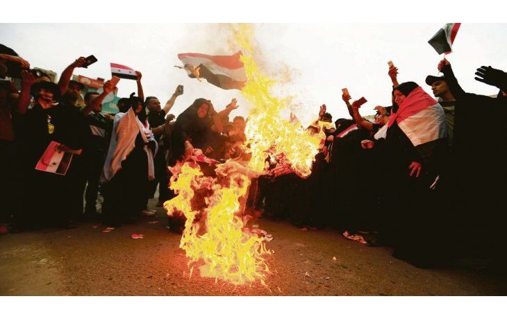 ámbito.com | CLIMA. Simpatizantes de un grupo chiita radical de Irak quemaron banderas de Estados Unidos en Bagdad en repudio al ataque aéreo contra Siria.