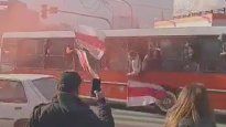 El impactante momento donde dos hinchas de River se caen de un micro.