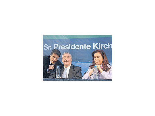 Néstor Kirchner anochejunto a Cristina de Kirchneren un acto en el municipiode Tigre.
