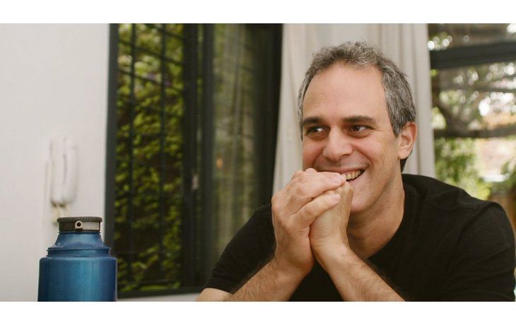 ámbito.com | Federico León. “Antes la gente esperaba afuera, los días de lluvia se mojaban, no quería que entraran en el living y a la cocina porque estaban mis cosas. Pero un día entraron y no se fueron más.”