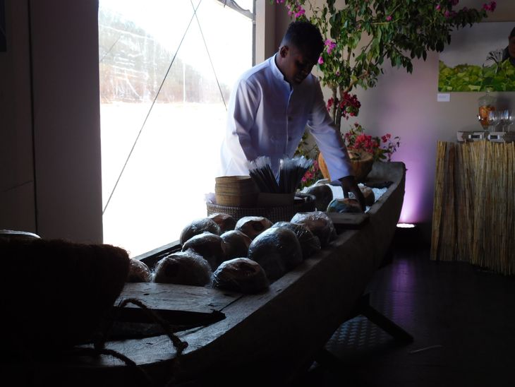 Entre las ofertas para refrescarse se sirvió agua de coco en su Entre las ofertas para refrescarse se sirvió agua de coco en su