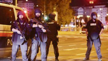 CONFUSIÓN.&nbsp; Viena estaba militarizada anoche.&nbsp; Al cierre de esta edición no estaba claro quienes habían sido los perpetradores de los tiroteos, aunque las fuentes policiales ya lo habían calificado de “terrorismo”.