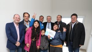 gobierno entrego en neuquen la vivienda numero 125 mil