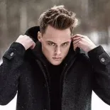 Además de su rol empresarial, también se desempeña como modelo. Además de su rol empresarial, también se desempeña como modelo.