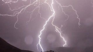 Un rayo impactó en el volcán Pichincha de Ecuador