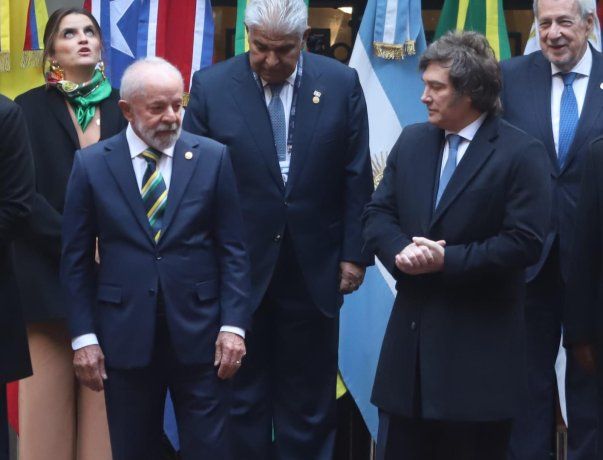 Javier Milei traspasó el mando del Mercosur a Lula Da Silva. Javier Milei traspasó el mando del Mercosur a Lula Da Silva.