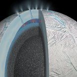 Encélado es un objetivo clave en la búsqueda de vida fuera de la Tierra, y comprender la disponibilidad a largo plazo de su energía es fundamental para determinar si puede albergar vida, expresó Georgina Miles, principal autora del artículo. Encélado es un objetivo clave en la búsqueda de vida fuera de la Tierra, y comprender la disponibilidad a largo plazo de su energía es fundamental para determinar si puede albergar vida, expresó Georgina Miles, principal autora del artículo.