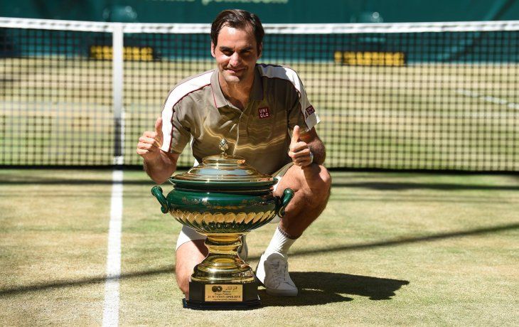 Roger Federer posa con su trofeo número 102.
