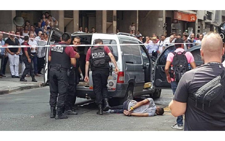 Tiroteo y pánico en el centro porteño: más de 30 disparos, tres heridos y un detenido tras robo a joyería