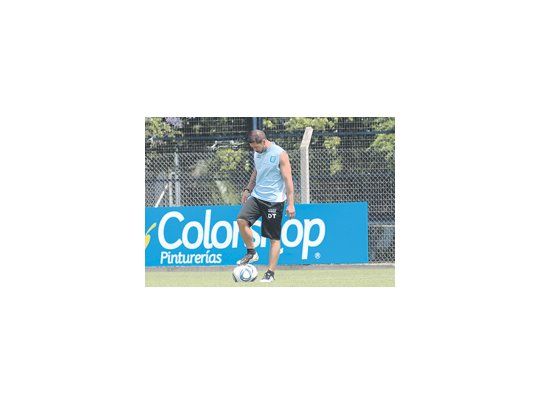 Diego Simeone dijo que se fue de Racing porque Roberto Molina no lo valoró como corresponde y que desea dirigir al Atlético de Madrid.
