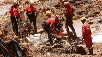 Tragedia. Los rescatistas siguen trabajando en busca de muertos y heridos tras la rotura de la represa que arrasó el pueblo de Brumadinho.