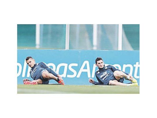 el elegido. Erik Lamela le ganó la pulseada a Nico Gaitán para reemplazar a Messi. En la foto, con Lucas Alario.