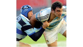 ámbito.com | Tironeo. La camiseta de Los Pumas está en el centro de la escena. La pipa reemplazará a las tres tiras.