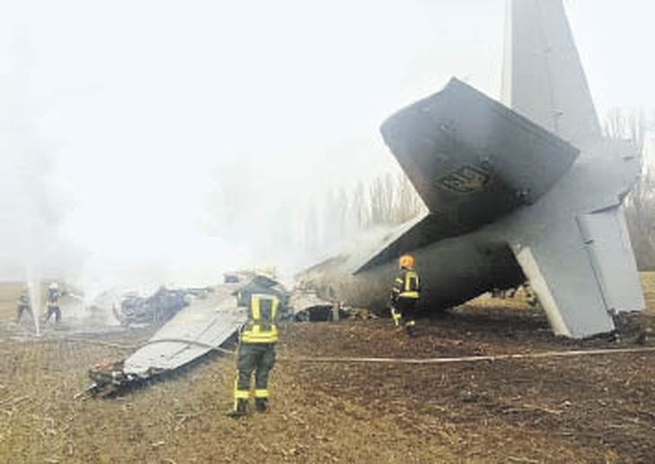 BAJAS. Un soldado ruso yace en el piso luego de un enfretanmiento. Un avión ucraniano fue derribado en pleno combate.