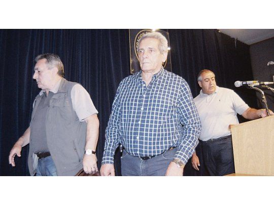 Cabezas gachas. El triunvirato de conducción que integran Juan Carlos Schmid, Carlos Acuña y Héctor Daer tras la conferencia de prensa.