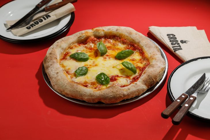 Crosta, pizzas with abundant Muzzarella. Crosta, pizzas with abundant Muzzarella.