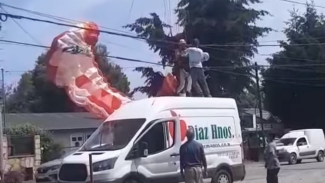El parapente enredado en cables de tensión en Bariloche.
